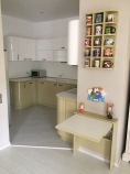 Кухня, изработена от МДФ с полиуретанова боя в два цвята, плот и гръб - термо и водоустойчиви.