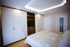 Гардероб за спалня, изработен от МДФ, комбинация от естествен фурнир и полиуретанова боя гланц.