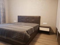 Легло и нощни шкафчета за спалня, изработени от МДФ, комбинация от естествен фурнир и полиуретанова боя гланц.
