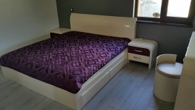 Легло и нощни шкафчета за спалня, изработени от МДФ с боя сатине в 2 цвята.